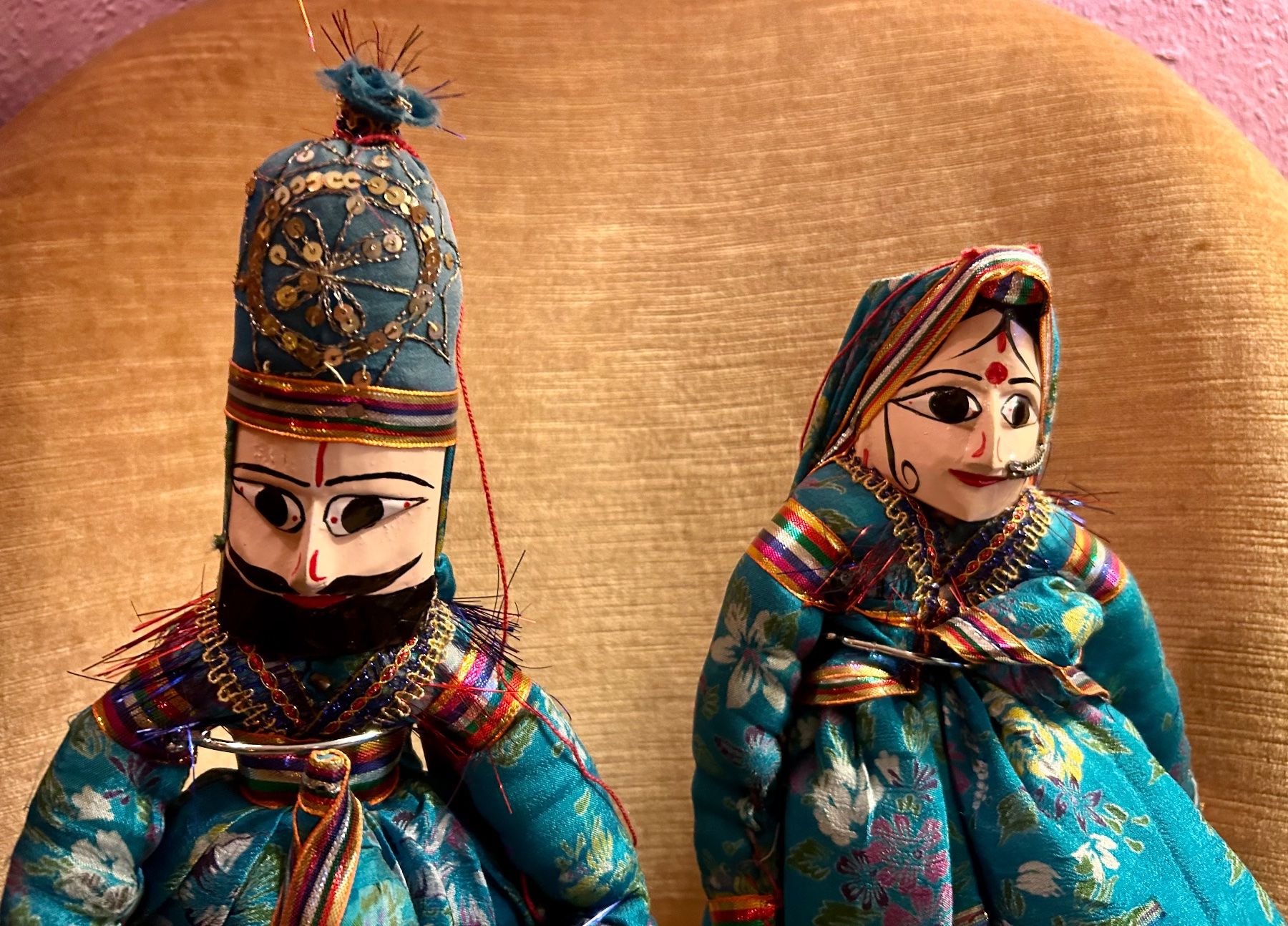 Bambole: Couple de marionnettes du Rajasthan, Inde – Usato da Petit-Lancy venduto da Pierre_le_voyageur 1