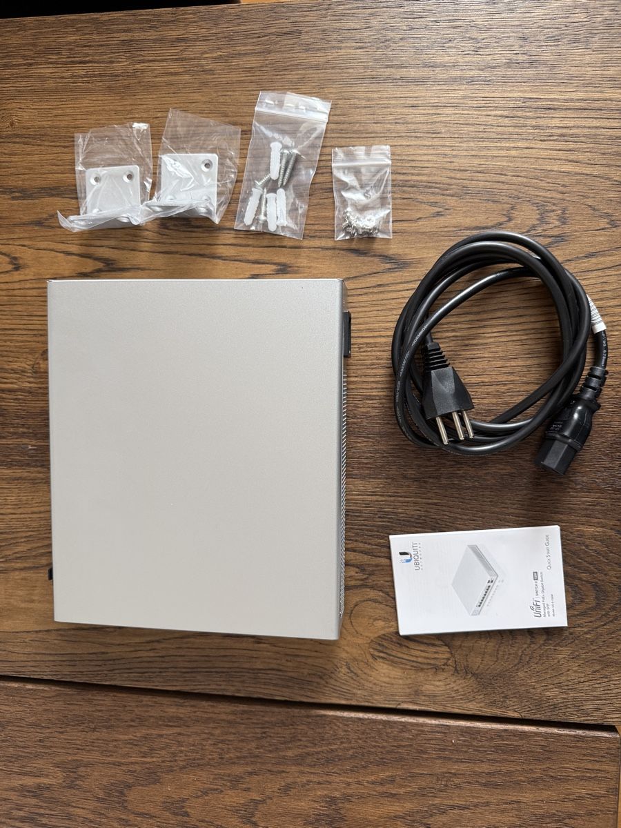 Ubiquiti Hub & Switch: Ubiquiti UniFi Switch 8 150W Managed PoE Switch – Usato da Luzern venduto da Roeschuko 5