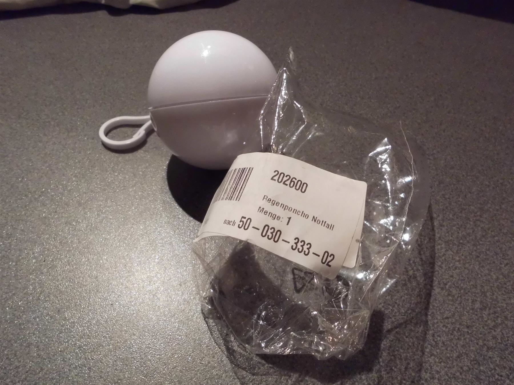 Sonstige Kleidung & Accessoires: Regenponcho, Grösse One Size, in  einer Kugel – Neu und originalverpackt aus Zürich von abraxas1291