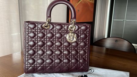 Wunderschöne Lady Dior Tasche in Aubergine - Herbst-Look!