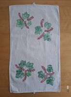 Beiges Küchentuch mit aufgedruckten Johannisbeeren
