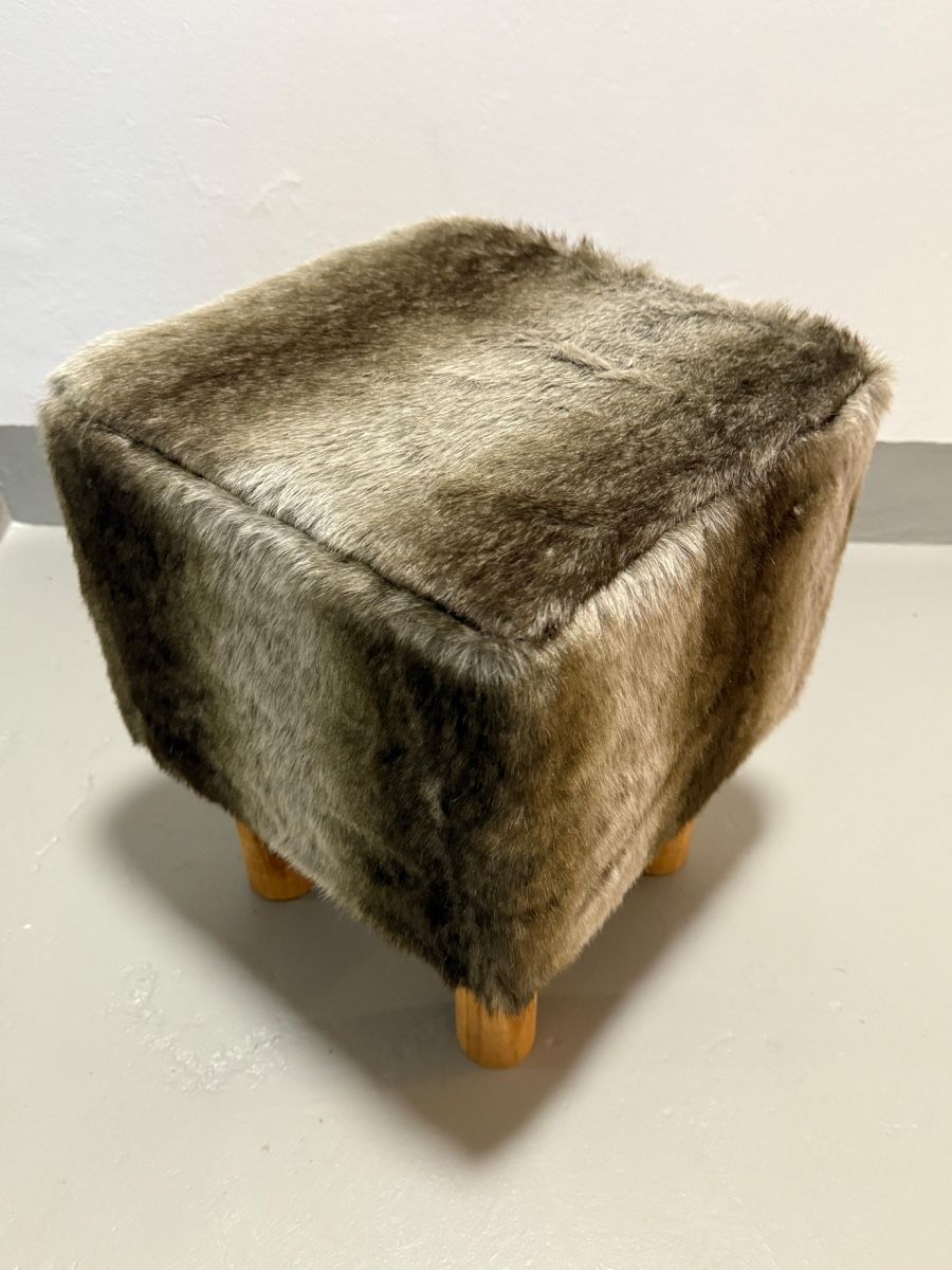Hocker: Kleiner flauschiger Hocker im Chalet-Chic-Stil – Gebraucht aus Chur von adien 1