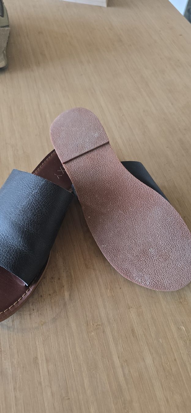 Roxy Scarpe da donna: Pantoletten ROXY Leder schwarz Grösse 40 neuwerig – Usato da Walde AG venduto da LuuMa 2