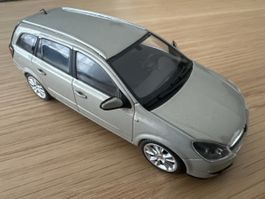 1:43 Modellauto wie auf den Bildern ersichtlich