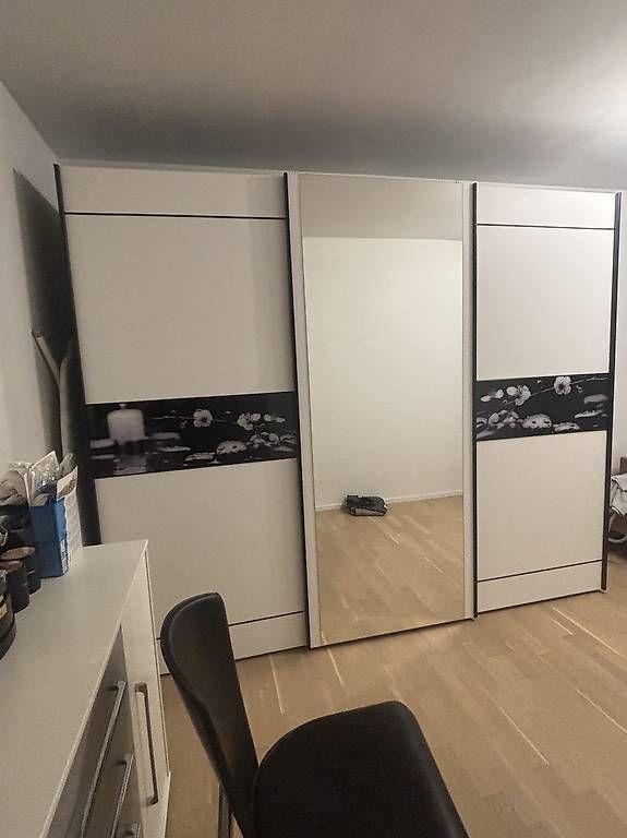 Armadi: Grosser Kleiderschrank mit Spiegel – Usato da Suhr venduto da Norio3