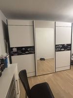 Grosser Kleiderschrank mit Spiegel
