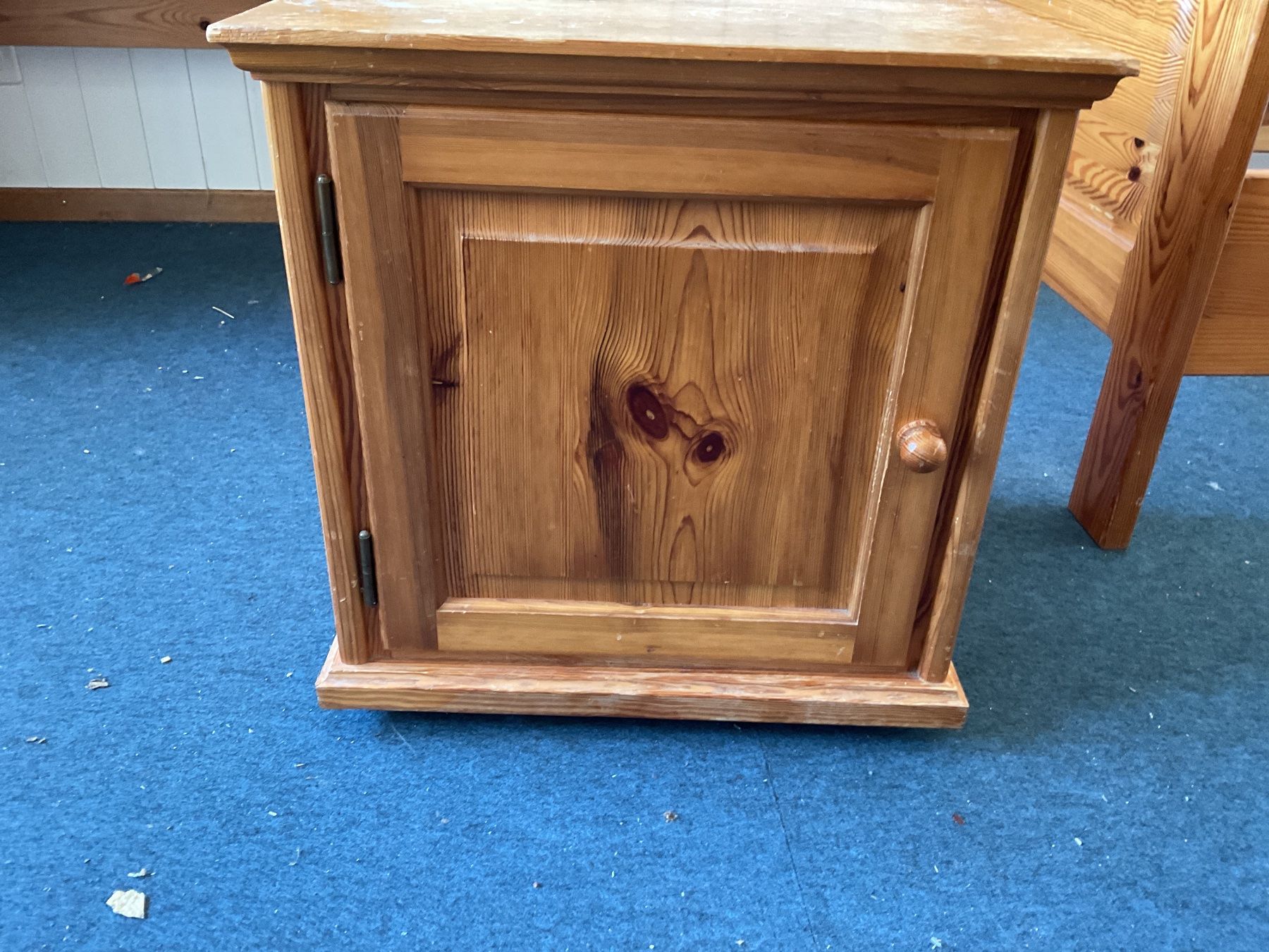 Tables de nuit: Echt Holz Nachttisch zum bemalen – D'occasion à Uster par Hotelliquidation