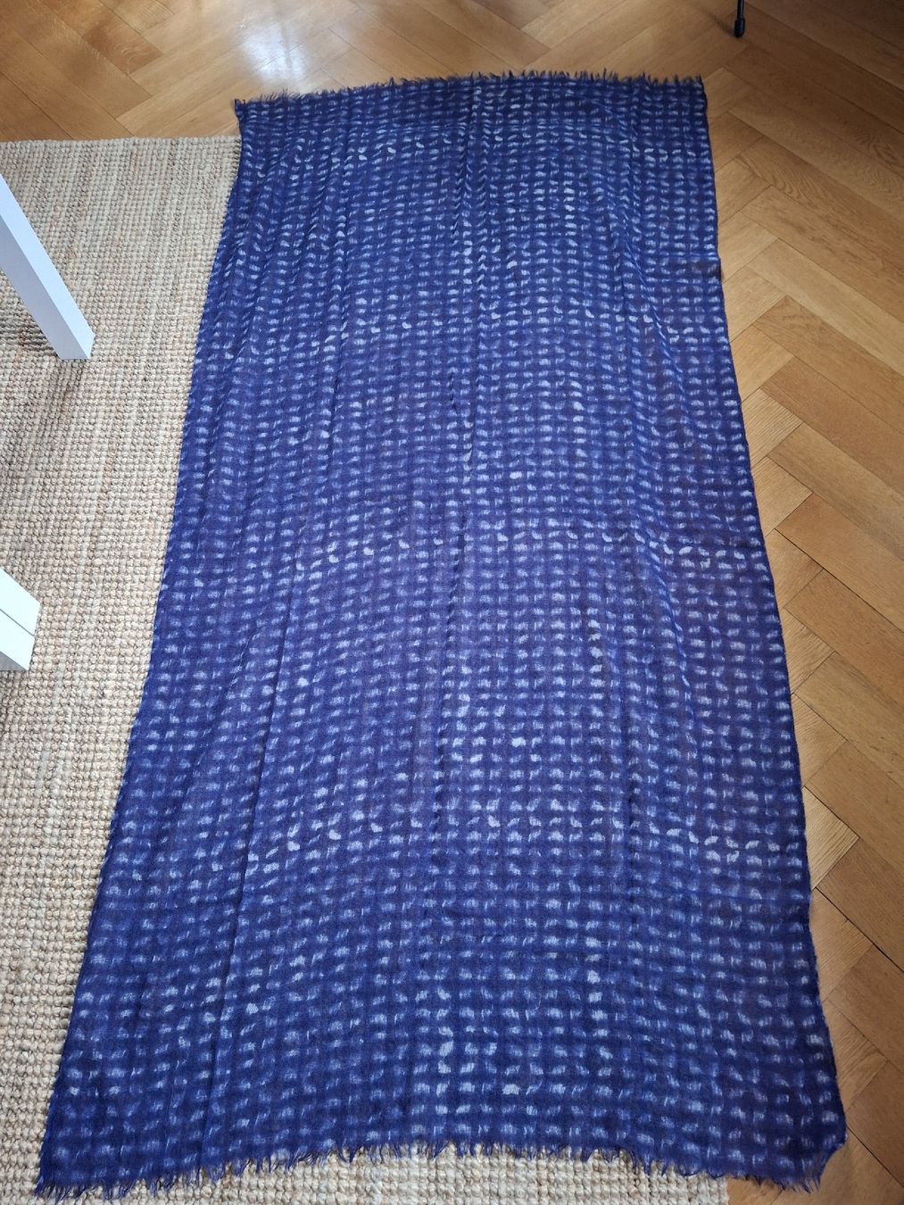 Foulard & Sciarpe: Echarpe bleu marine et blanche  – Usato da Lausanne venduto da Cognitia 1