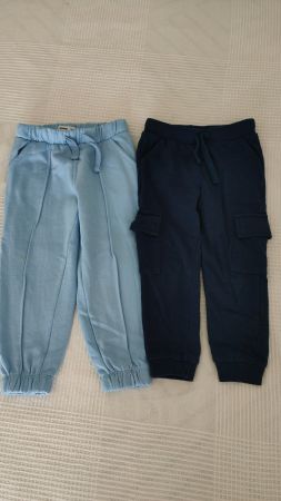 2 Kinder Hosen Trainerhose Freizeithose Gr. 104 neuwertig