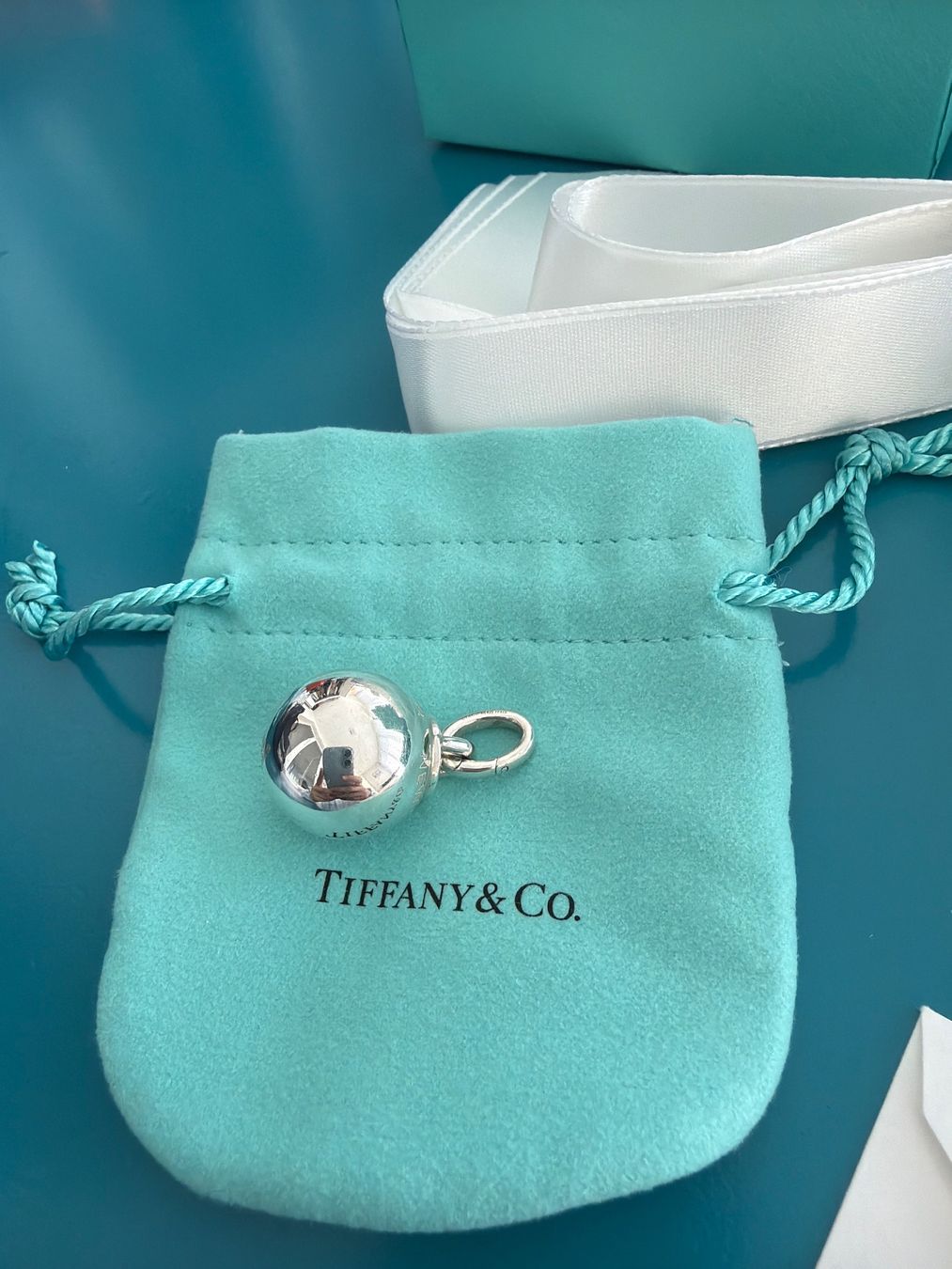 Tiffany & Co. Anhänger: Tiffany & Co. HardWear Silver charm Ball – Neu (gemäss Beschreibung) aus Zürich von nat_k 1