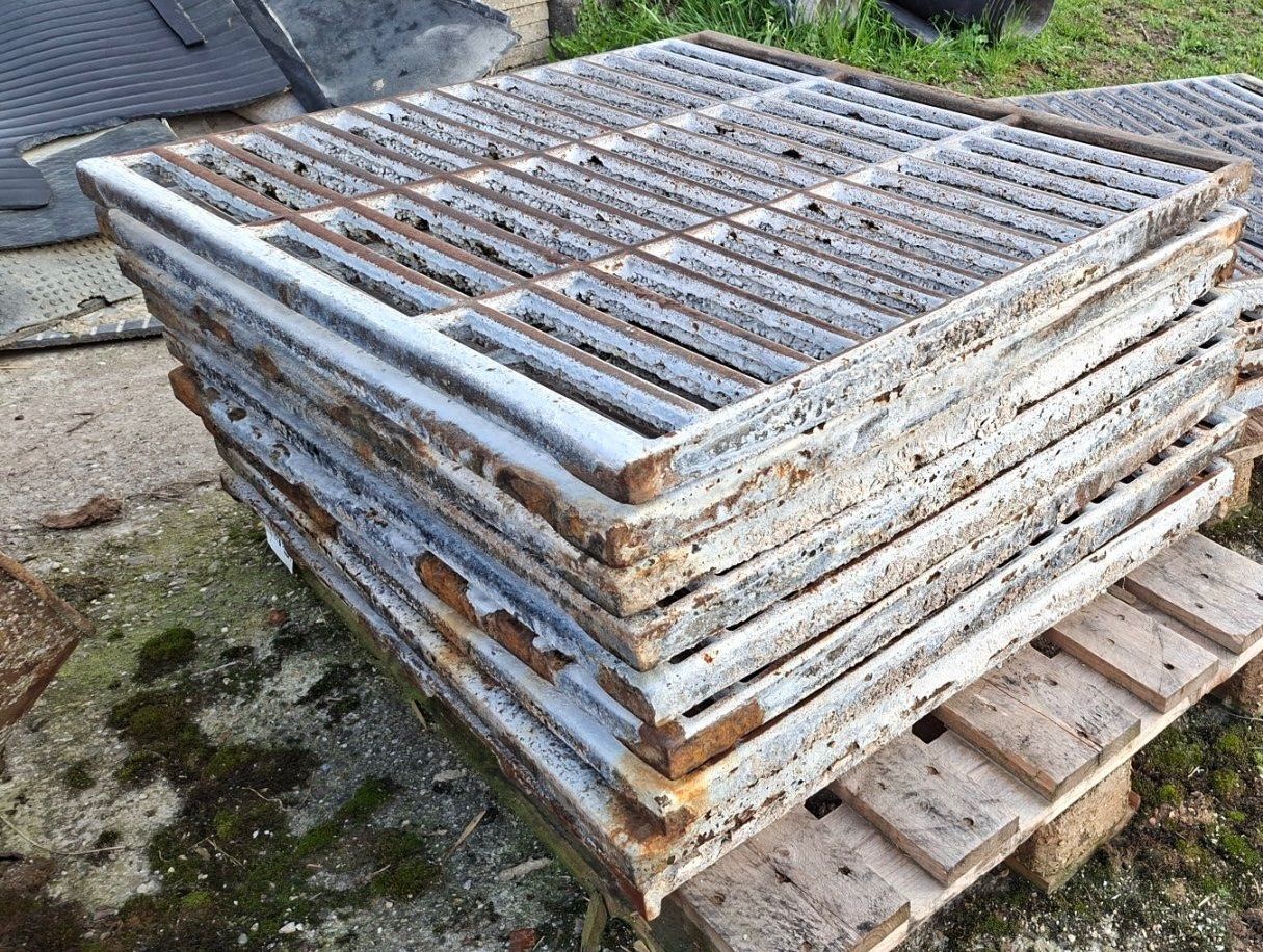Griglie e Inferriate: Gussroste aus Anbindestall 90x96 cm – Usato da Kaltbrunn venduto da MA5555