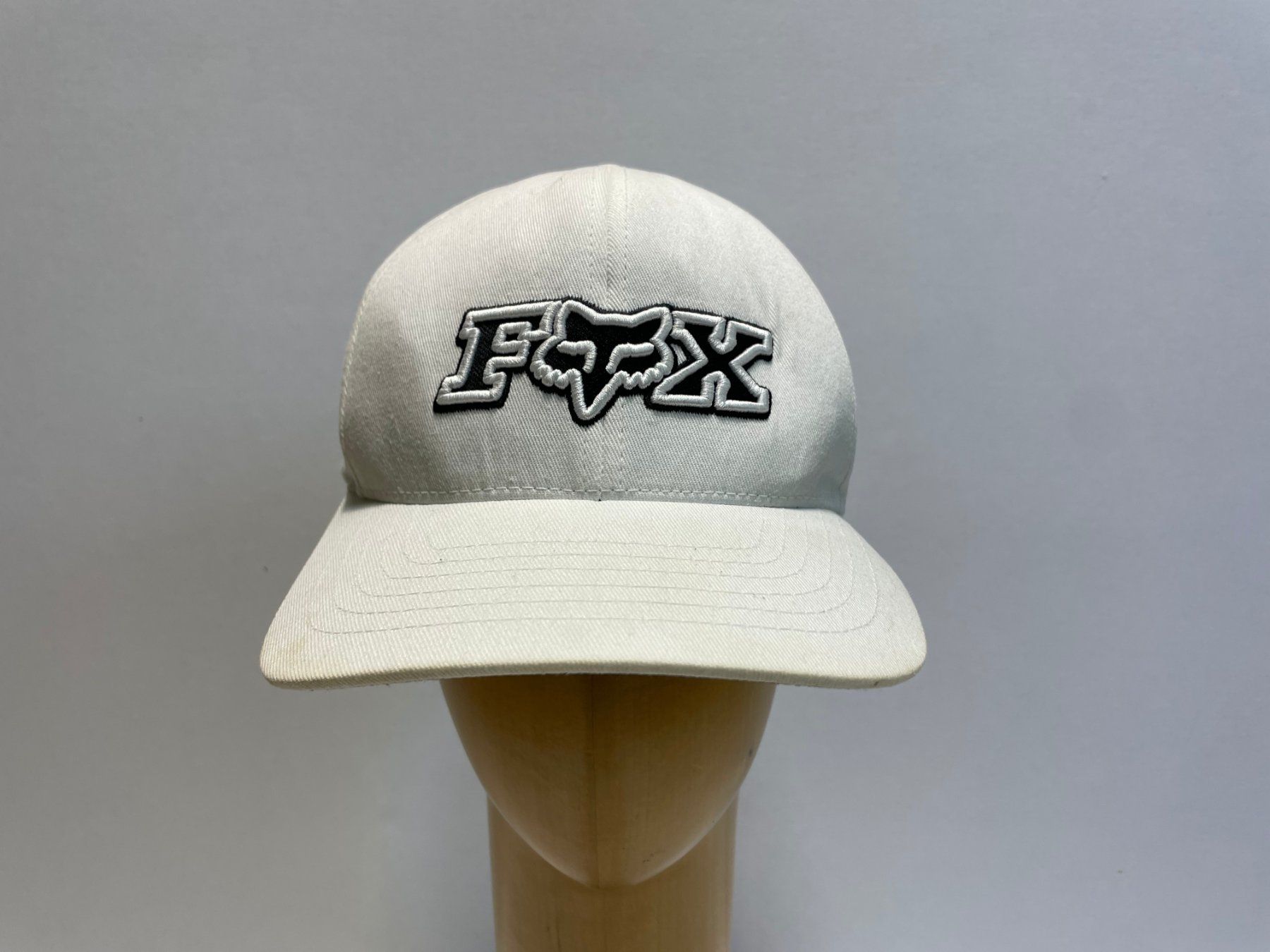 Fox Copricapi, berretti & cappellini: Vintage Y2K FOX Fitted Flexfit Kappe Gr.M – Usato da Zürich venduto da le_souk