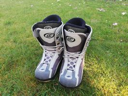Snowboard boots