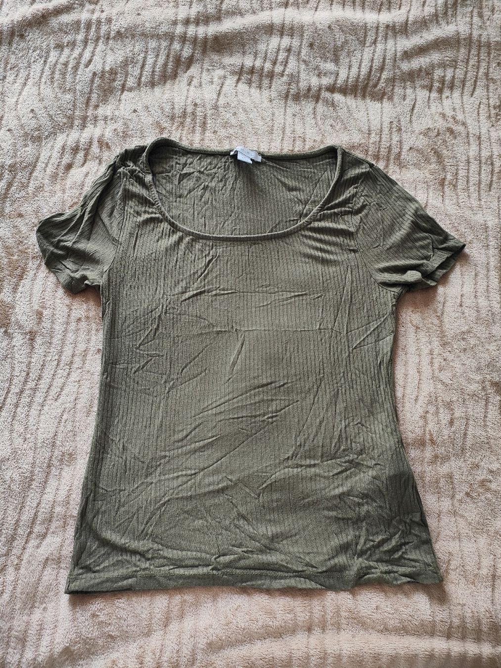 T-shirt: Olivgrünes Shirt, Grösse S – Usato da Oberglatt ZH venduto da c_ly