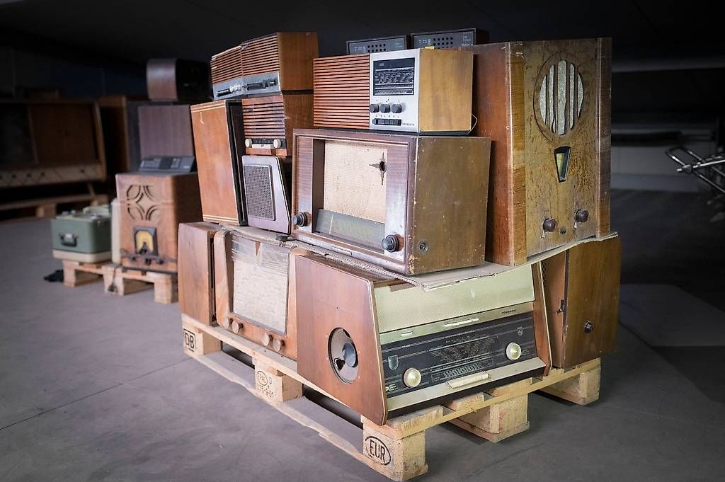 Radios: 50 Radios d'époque, 1950-60-70 – D'occasion à Chamoson par a_laroyale