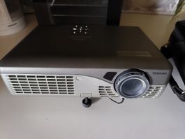 TOSHIBA TLP-S30 LCD Projektor mit Tasche und Zubehör.