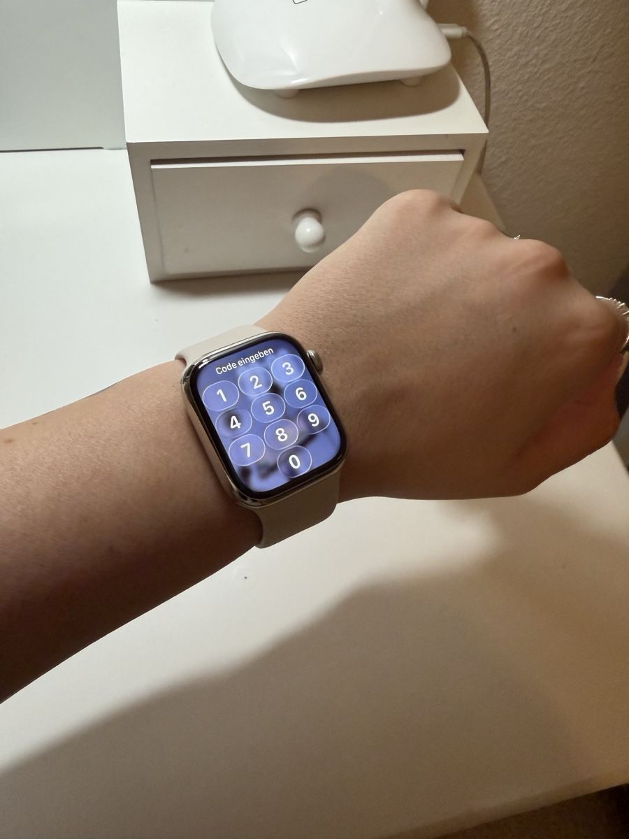Apple Smartwatch: Apple Watch Series 8 Starlight, silber. – Usato da Luzern venduto da Lorena.haj