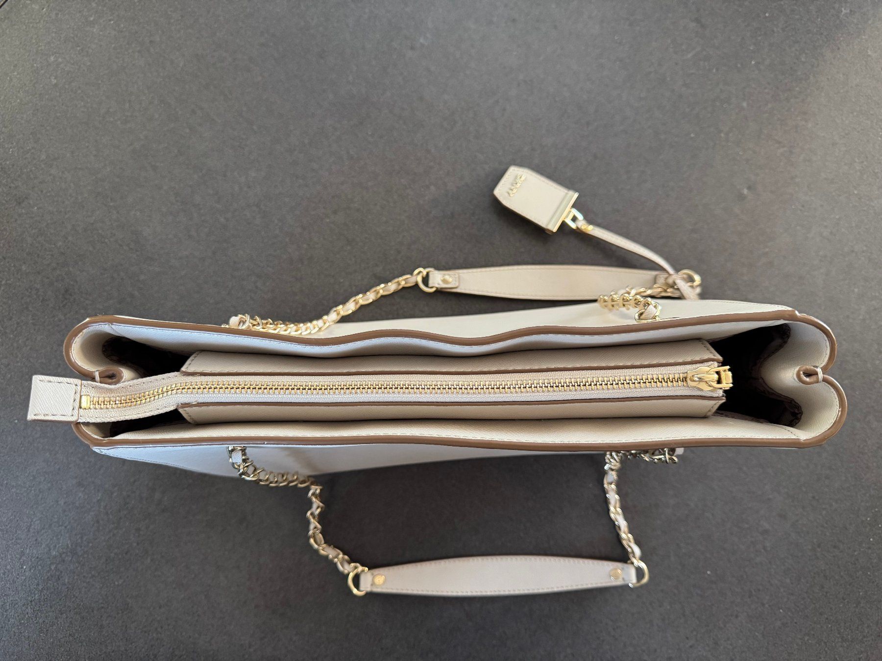 DKNY Borse: DKNY Structured Totebag Schultertasche beige/creme – Usato da Fribourg venduto da tschjoly 7