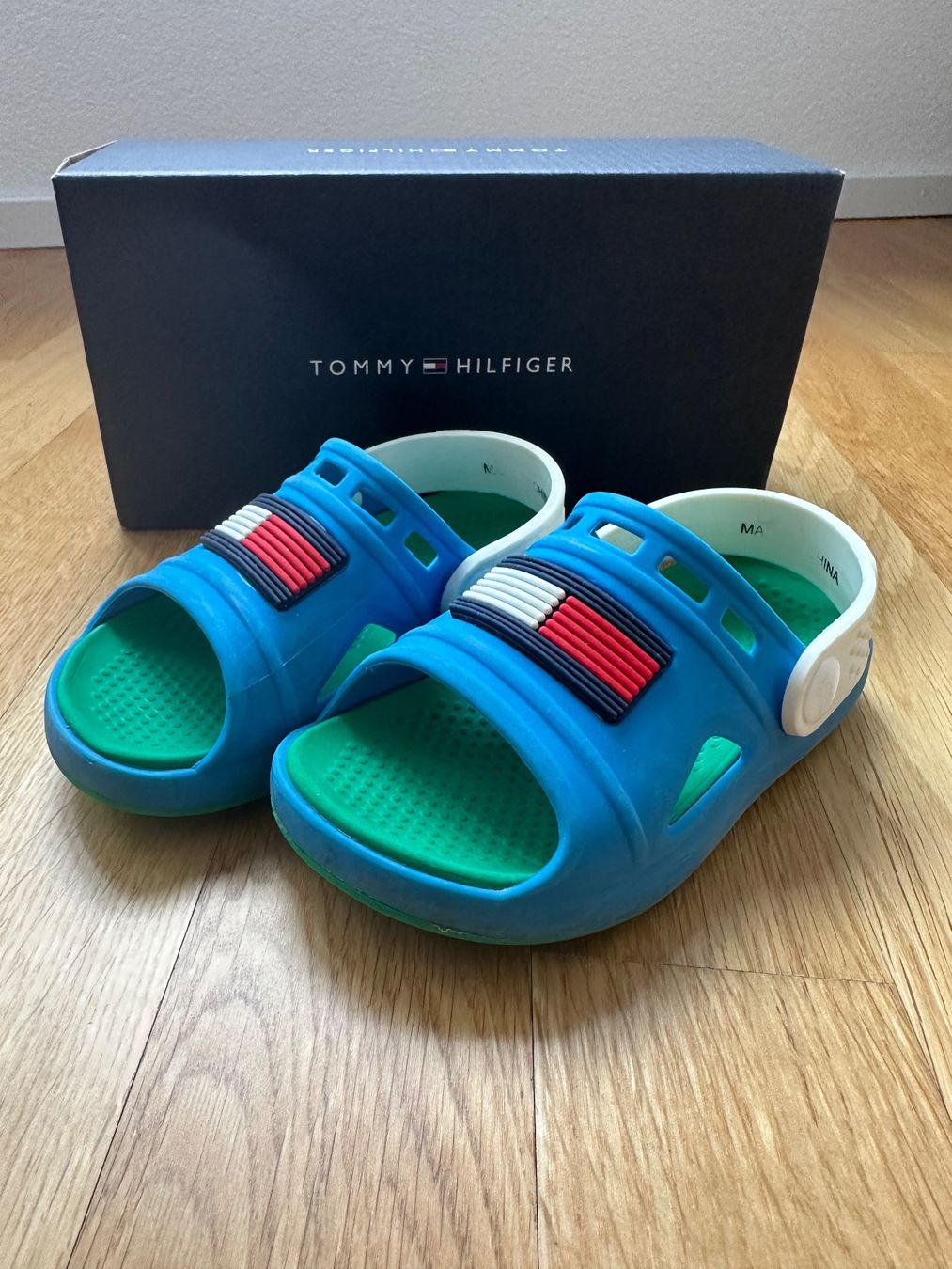 Tommy Hilfiger Scarpe per ragazzi: Tommy Hilfiger Badeschuhe Kinder Gr. 24 – Usato da Unterägeri venduto da StefanGekko