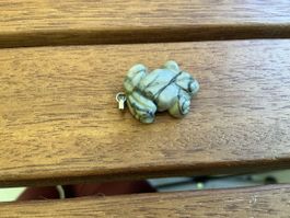 Verkaufe ein Anhänger aus Howlith in vorm eines Frosches