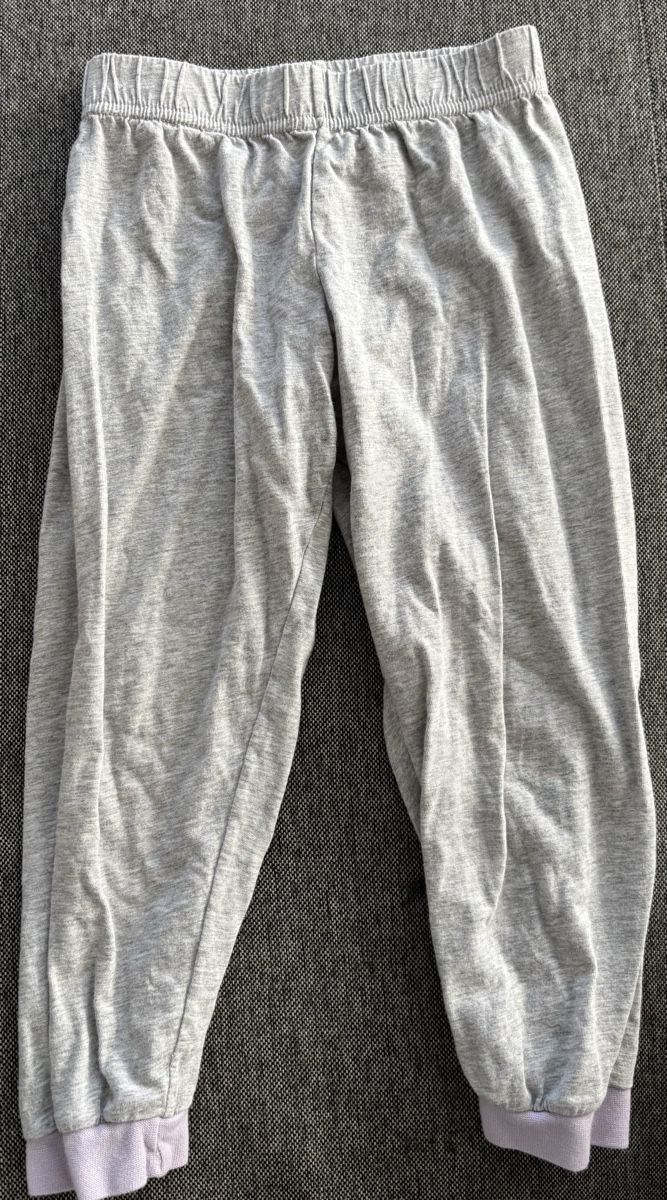 Pantaloni: Graue Mädchen Jogginghose, Grösse 98/104 – Usato da Jegenstorf venduto da Annina0506