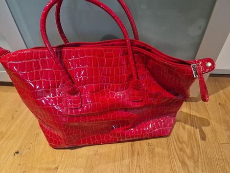 Elisabeth Arden in Kroko-Optik – Stilvoll durch den Tag