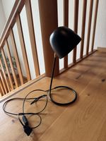 Schwarze Tischlampe mit goldfarbenem Detail