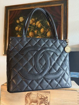 Chanel Shopper Gestepptes schwarzes 'Caviar'-Leder