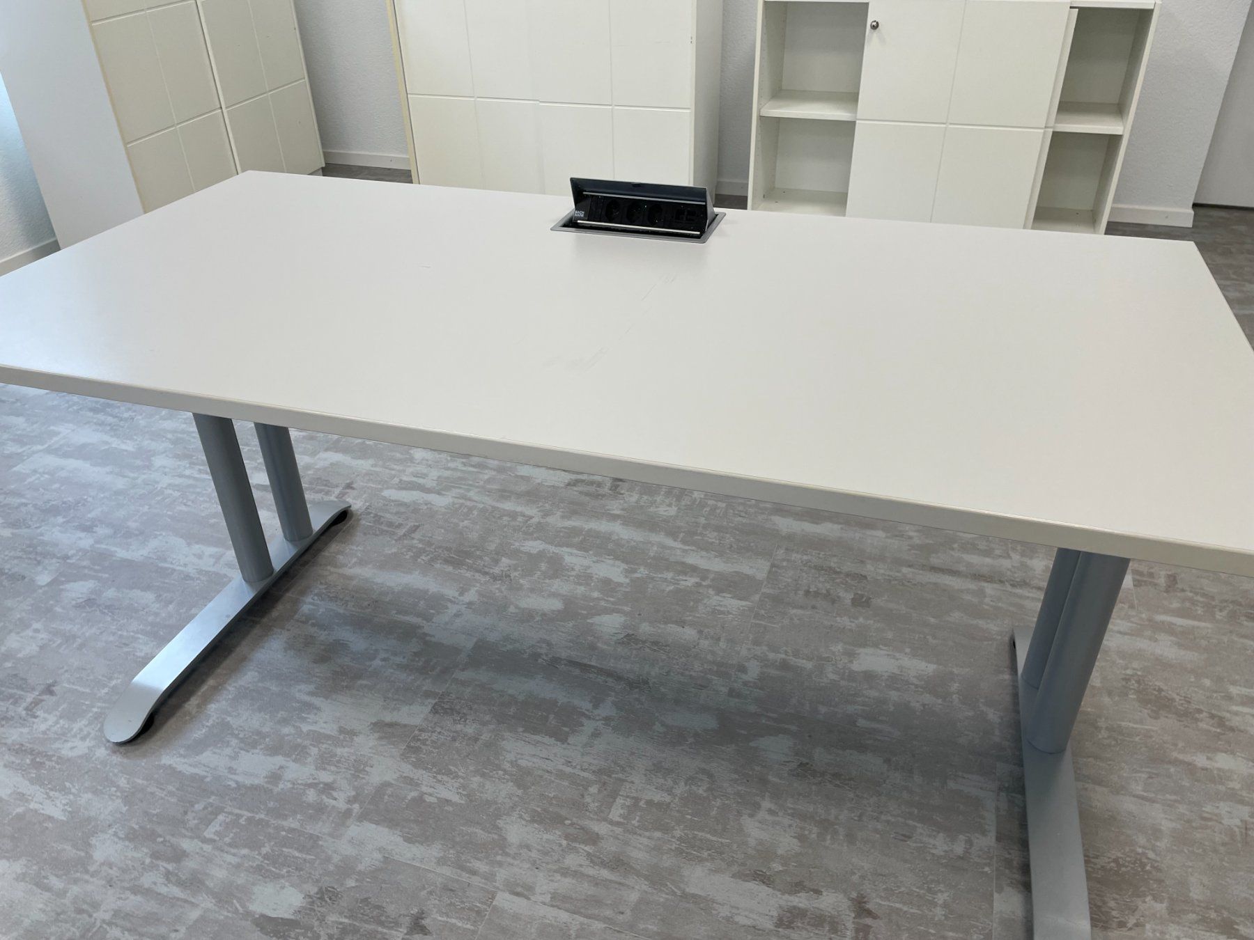 Schreibtische: Bachmann Bürotisch – weiss, mit Kabelmanagement – Gebraucht aus Wollerau von joh_2t8v