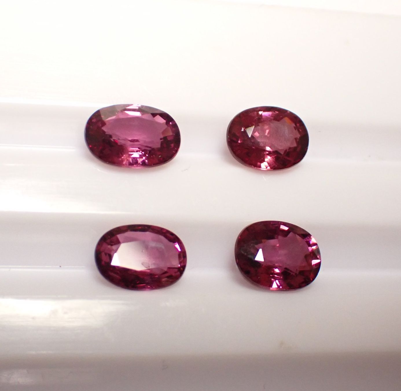 Pietre preziose: 4 Rhodolith Granate | 5.9 ct Total | Unbehandelt – Nuovo e nell'imballaggio originale da Zürich venduto da GOS08 1
