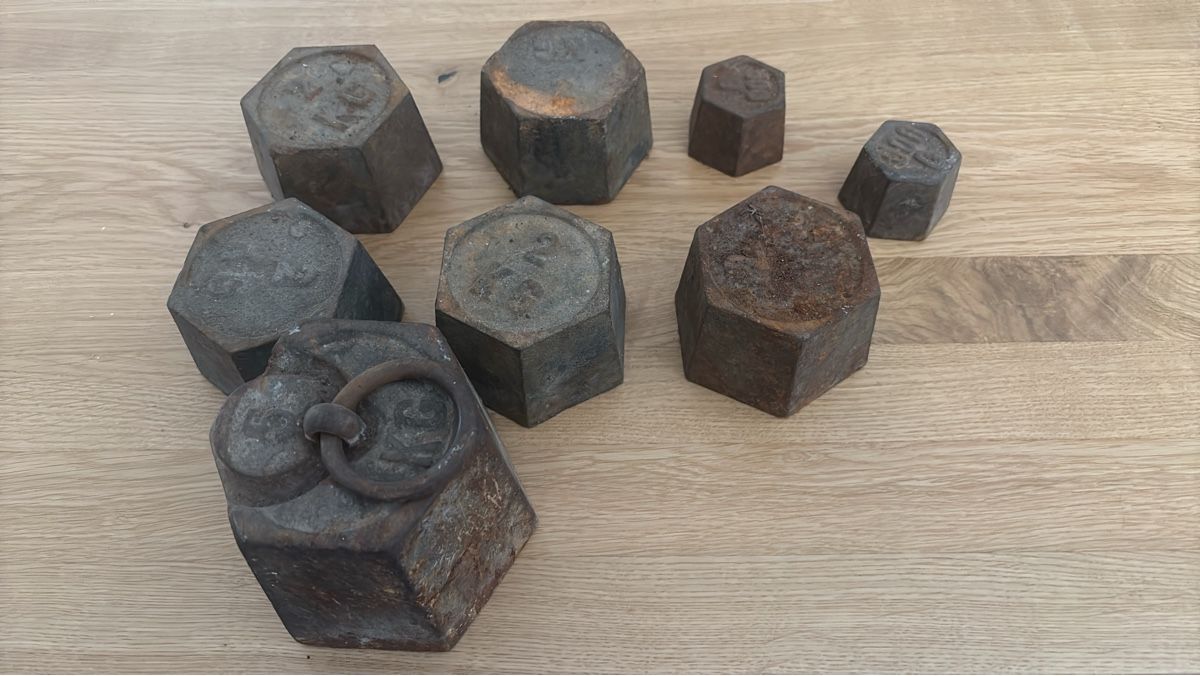 Waagen und Gewichte: Poids divers forme hexagonale état d'usage – Gebraucht aus Courchapoix von Jubo1