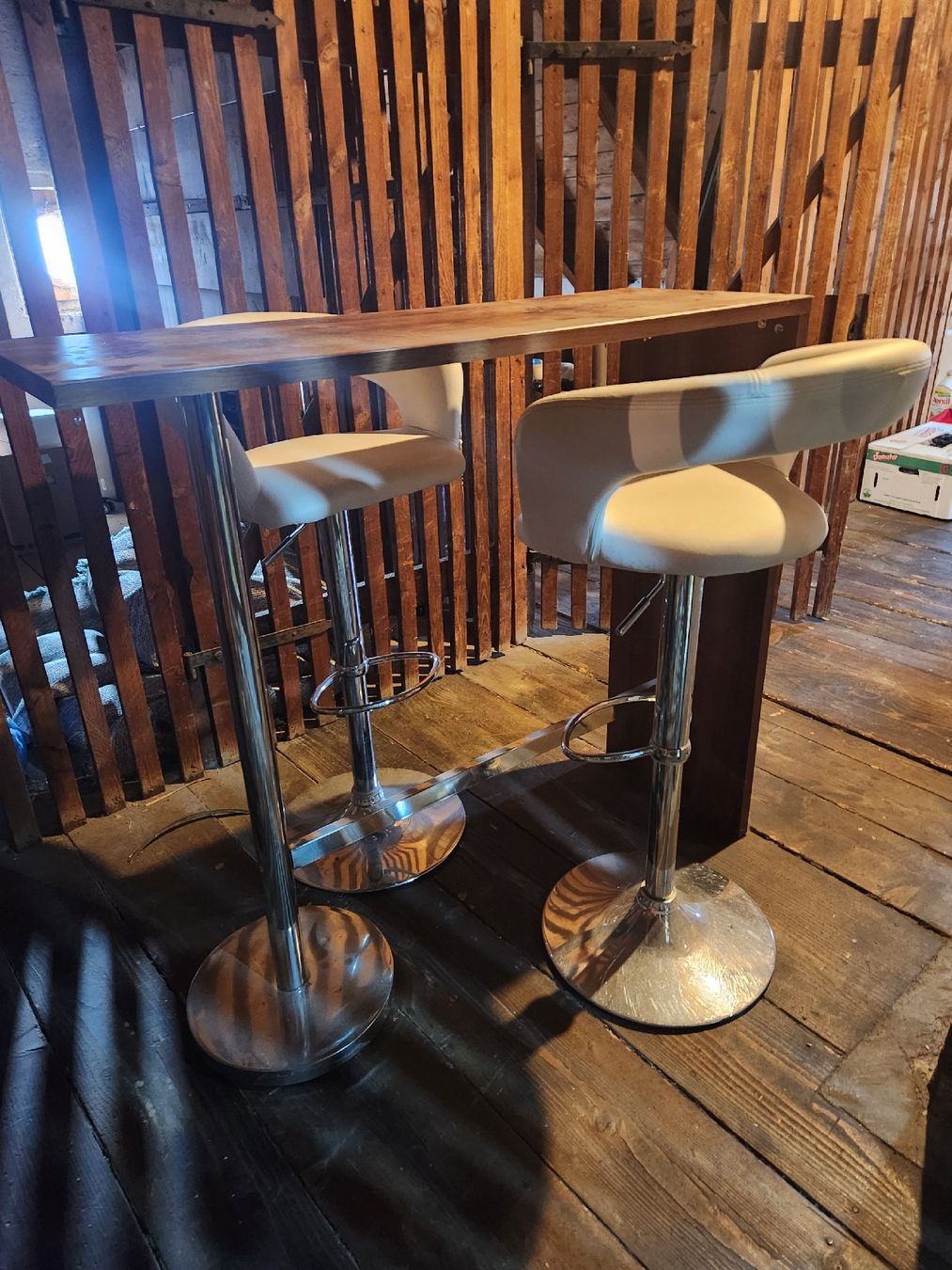 Allestimento di negozi e stand fieristici: Stehtisch, Nussbaumfurnier – Usato da Zürich venduto da laesso