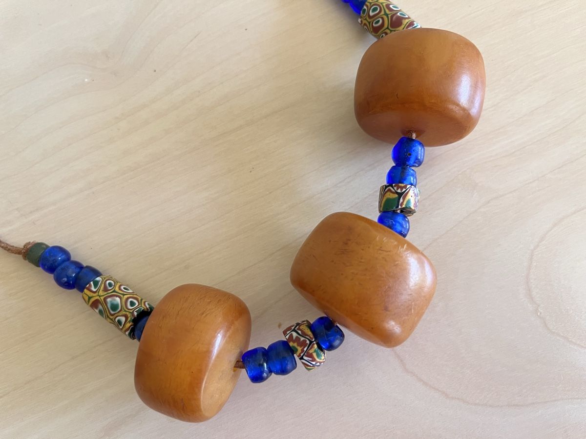 Catenine: Handgefertigte Kette mit Bernstein/Keramik/Glas Elementen – Usato da Aarau venduto da PPhof96 2