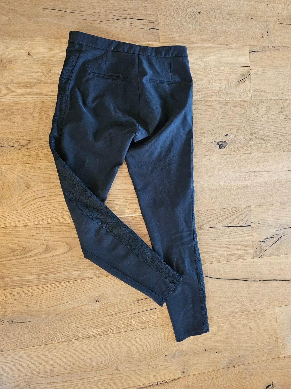 Hosen: Damen Hose schwarz mit Spitzendetails . – Gebraucht aus Rütihof von neolita 2