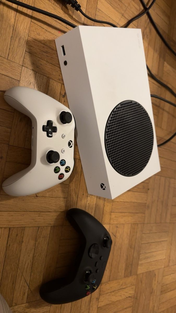 Microsoft Console: Xbox Series S mit 2 Controllern – Usato da Emmenbrücke venduto da Salamanter63