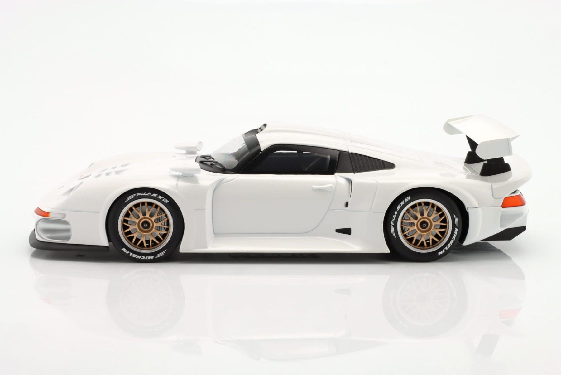 Porsche Modellini d'auto: Porsche 911 GT1 Plain Body Version white 1:18 WERK83 – Nuovo e nell'imballaggio originale da Stäfa venduto da wkmodells 3