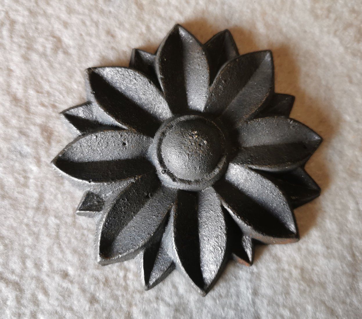 Tutte le decorazioni: Rosette "Stern", D 82 mm,  Gusseisen – Usato da Vielbringen Worb venduto da Isch-0u-guet