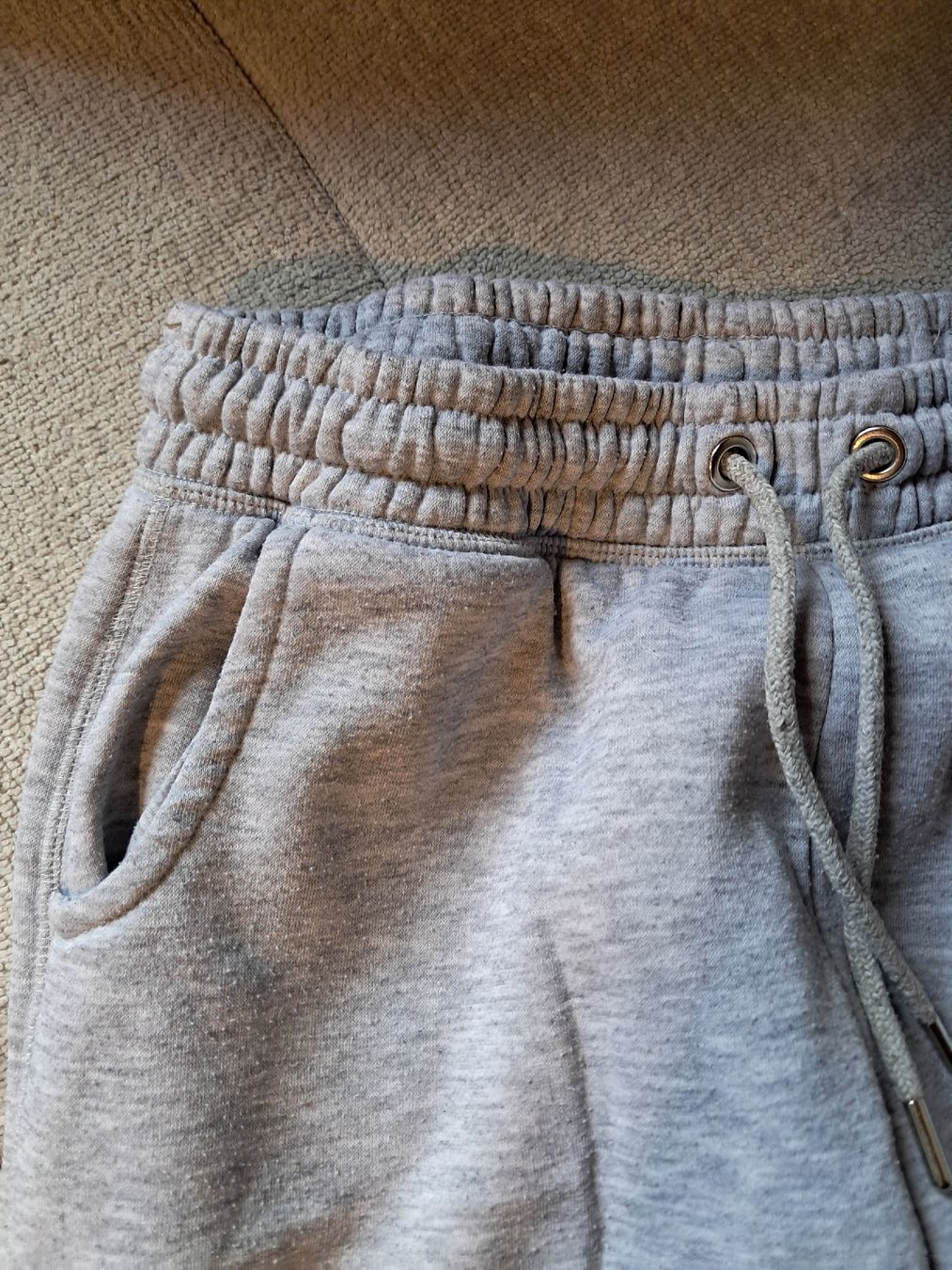 Pantaloni: Graue Jogginghose, Grösse S – Nuovo (secondo la descrizione) da Rüedisbach venduto da Wuethis-Fb1212