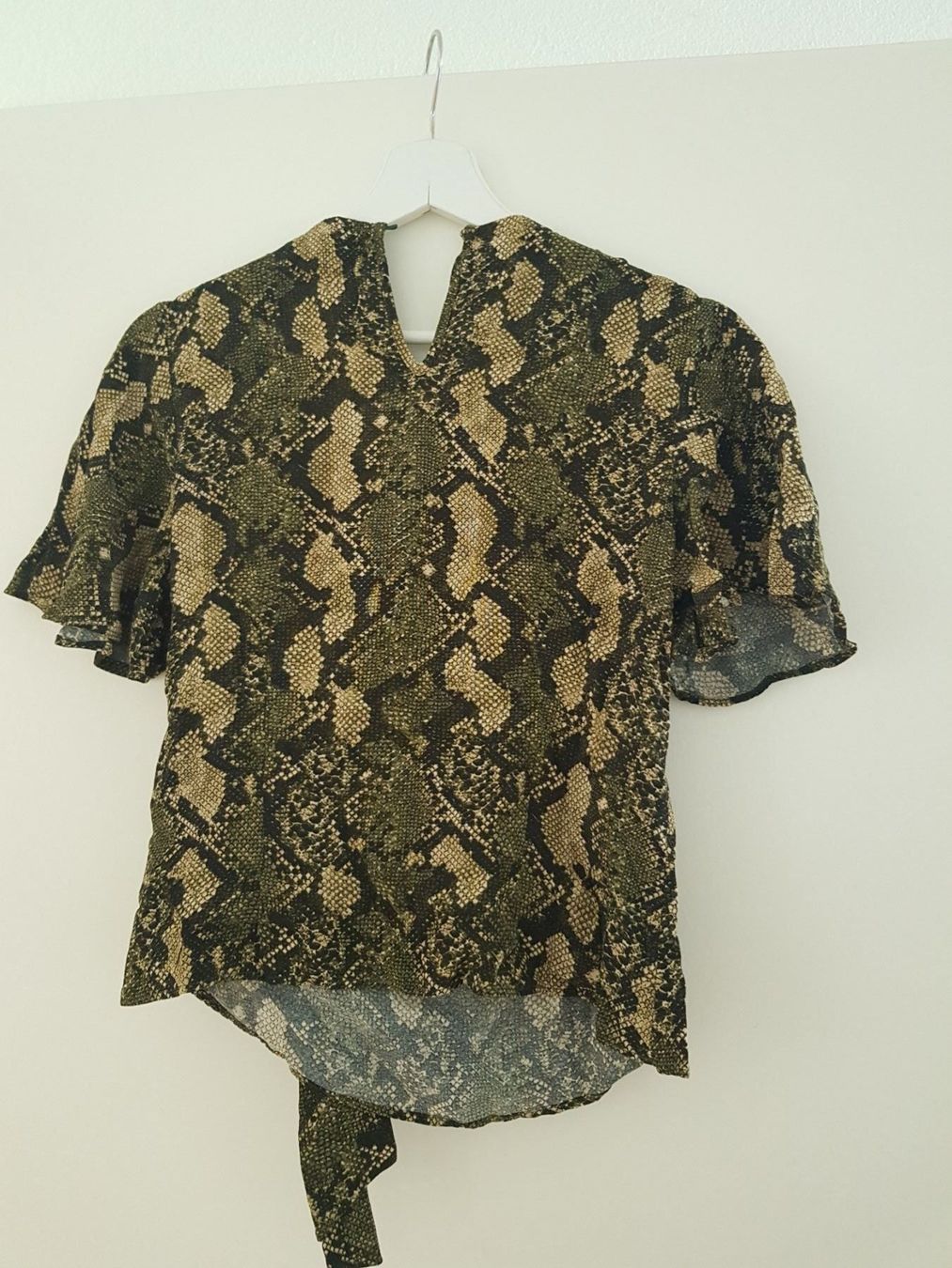 H&M Top: Neues T-Shirt mit Bindedetail H&M – Nuovo (secondo la descrizione) da Eschenbach SG venduto da SanFranciscoCalifornia 5