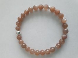 Schokoladen Mondstein Elast 6mm- Perlenarmband mit Weissgold