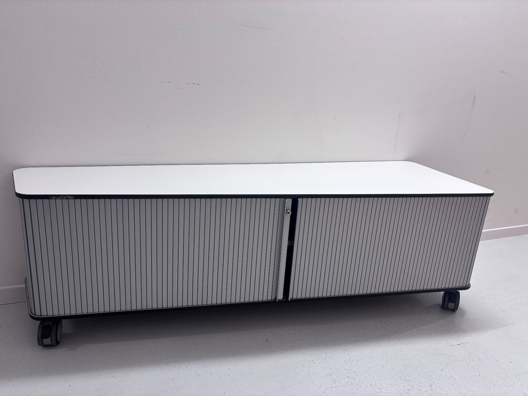 Banconi: Rolladen-Schrank auf Rollen, ideal als Sideboard – Usato da Wetzikon ZH venduto da Startrampe 2