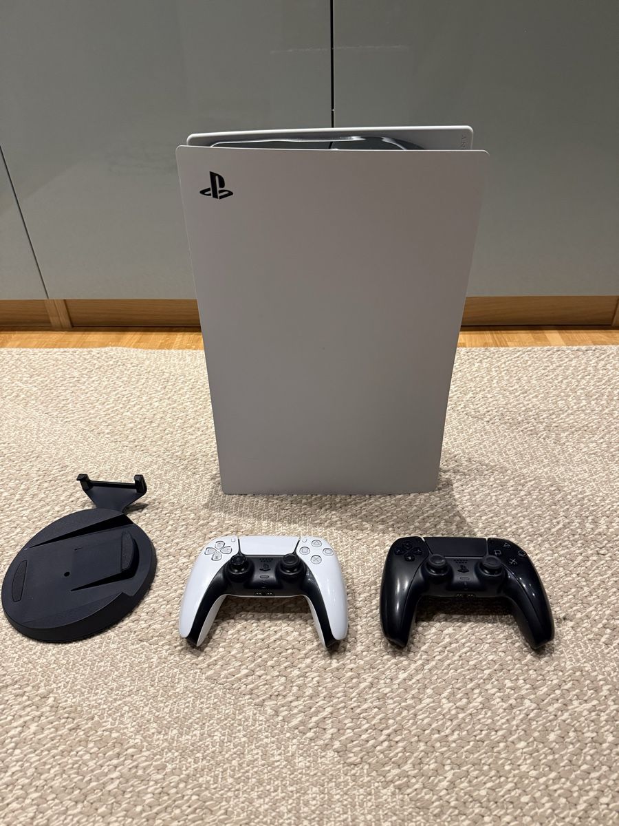 Sony Konsolen: Sony PlayStation 5 Console Disc Version with 2 Controllers – Gebraucht aus Pully von kev_jv2t 5