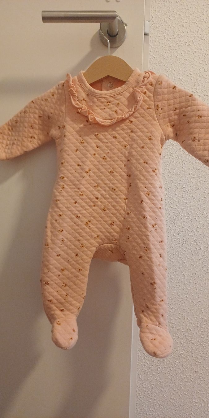 Strampler: Baby Strampler gesteppt rosa Blumenmuster  – Gebraucht aus Riniken von Lessy-