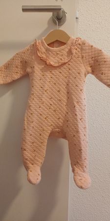 Baby Strampler gesteppt rosa Blumenmuster 
