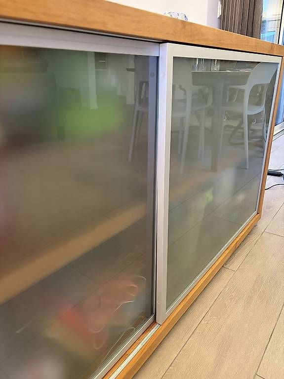 Kommoden: Commode / vaisselier / Sideboard bois noyer et verre – Gebraucht aus Crissier von Joelmessa2 2