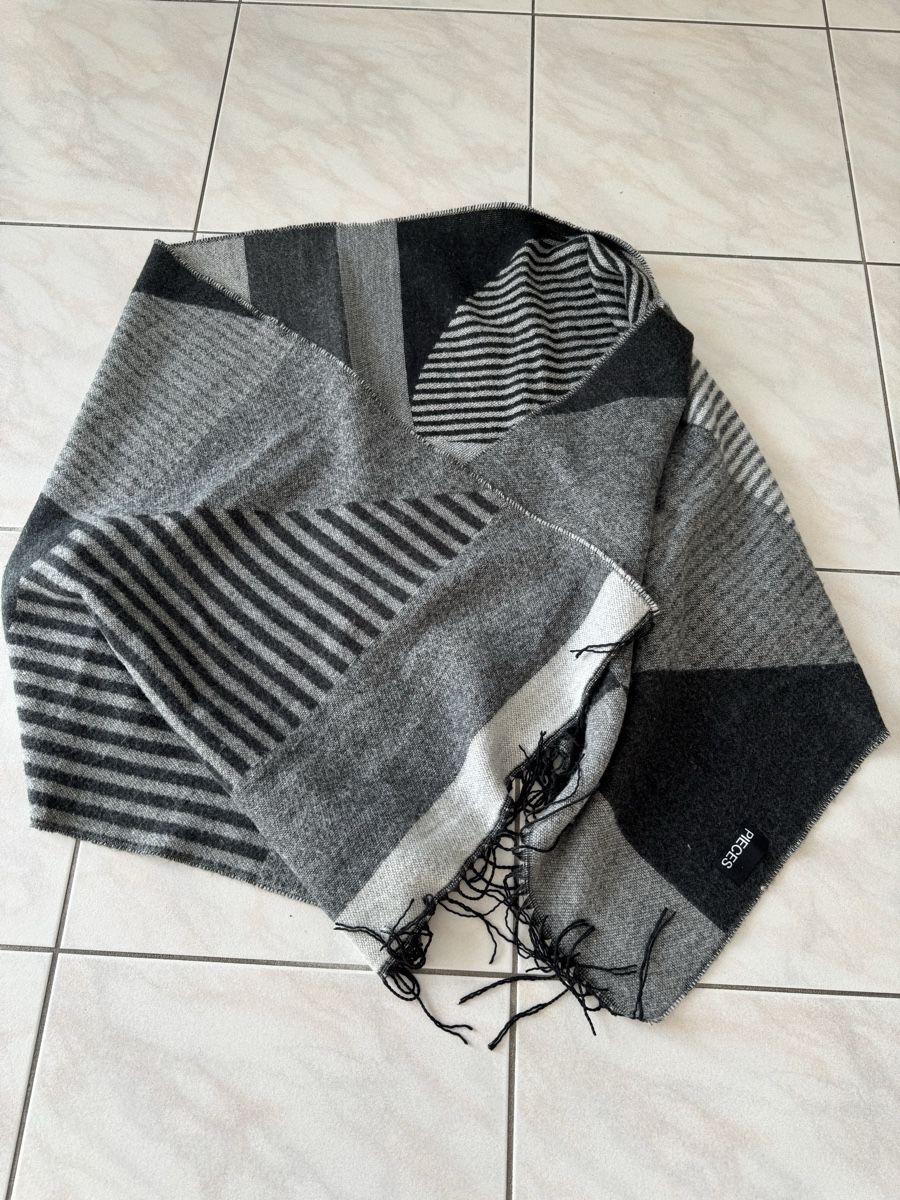 Pieces Foulard & Sciarpe: Neuwertiger Schal / Pieces / anthrazit, schwarz, hellgrau – Nuovo (secondo la descrizione) da Morschach venduto da jeanhenrifabre 1