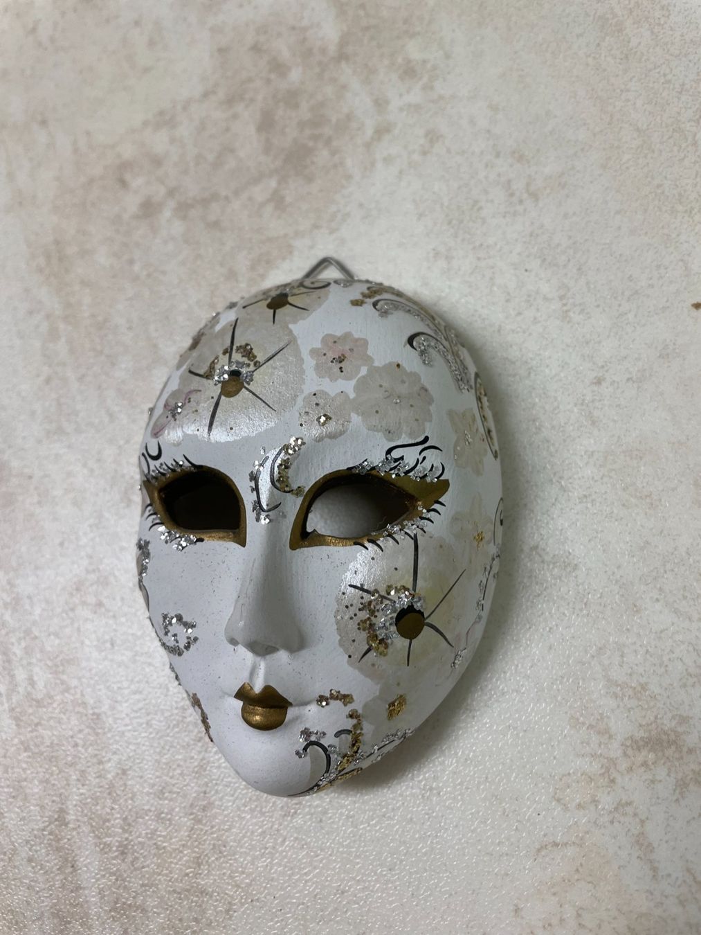Masken: Bemalte Maske mit Aufhängeöse – Gebraucht aus Thayngen von Flomibrocki_2 1