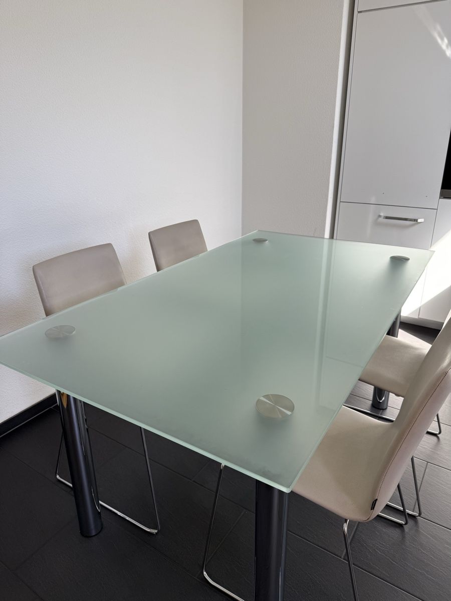 Set di tavolo e panche: Glas-Esstisch mit Stühlen – Usato da Döttingen venduto da kla_l5fp