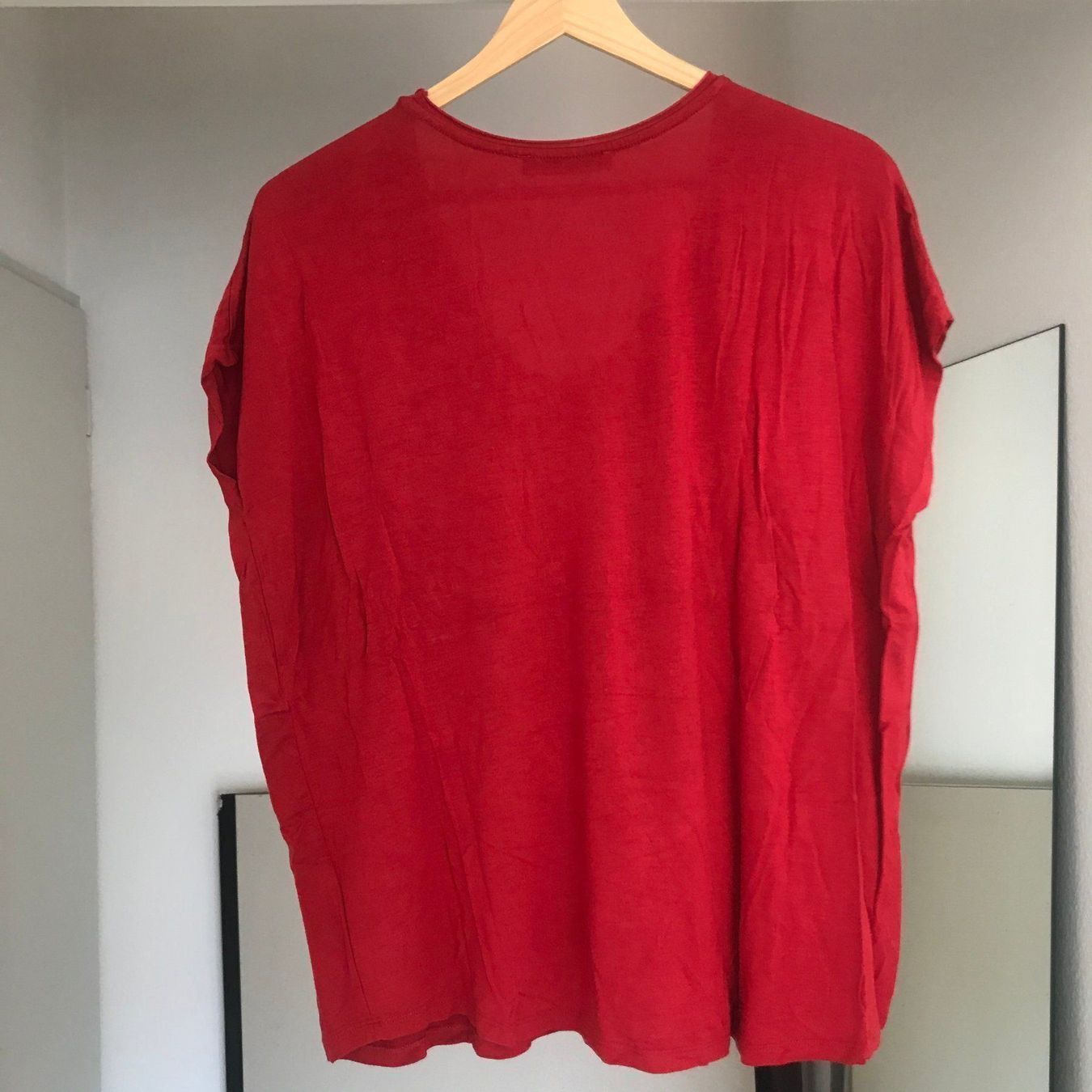 Mango T-shirts: kirschrotes weites T-Shirt – D'occasion à Zürich par mybuybye 2