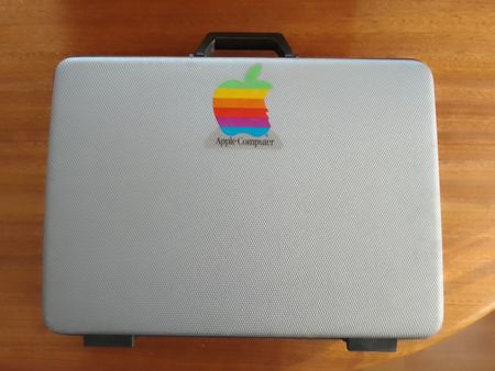 Koffer mit Apple Aufkleber